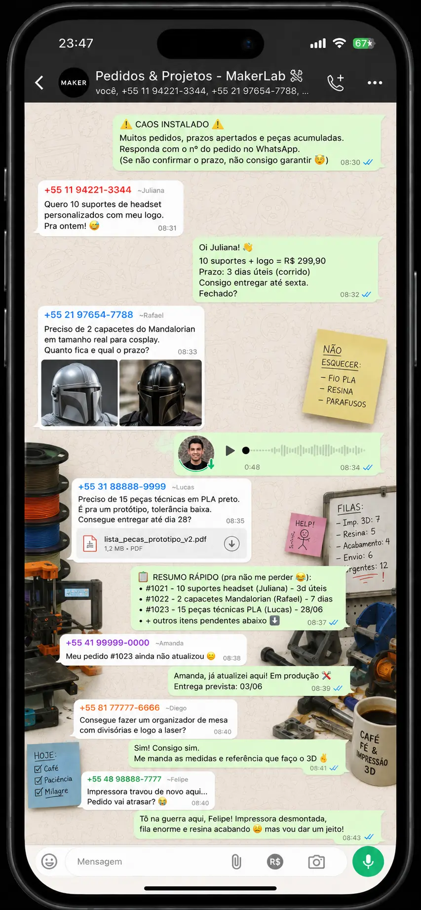 Maker exausto segurando celular com conversa do WhatsApp Pedidos 3D URGENTE, varias mensagens nao respondidas, papeis e impressora 3D ao fundo